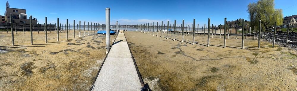 Anfang April lag der Hafen Mannenbach auf dem Trockenen.